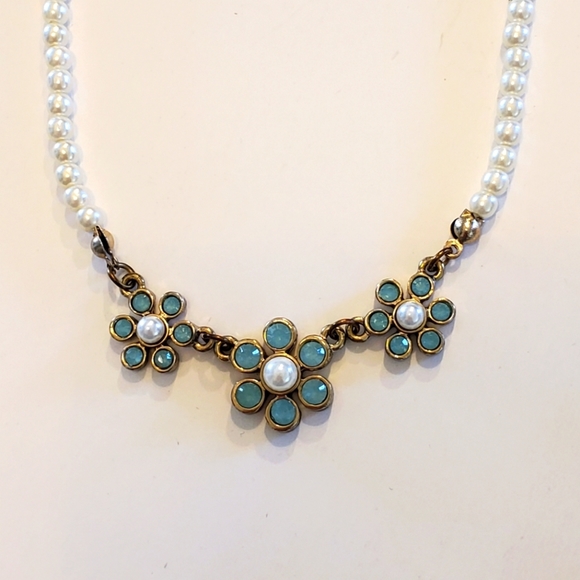 Pearl and Flower Necklace 16" + 2" Extender - Picture 2 of 3